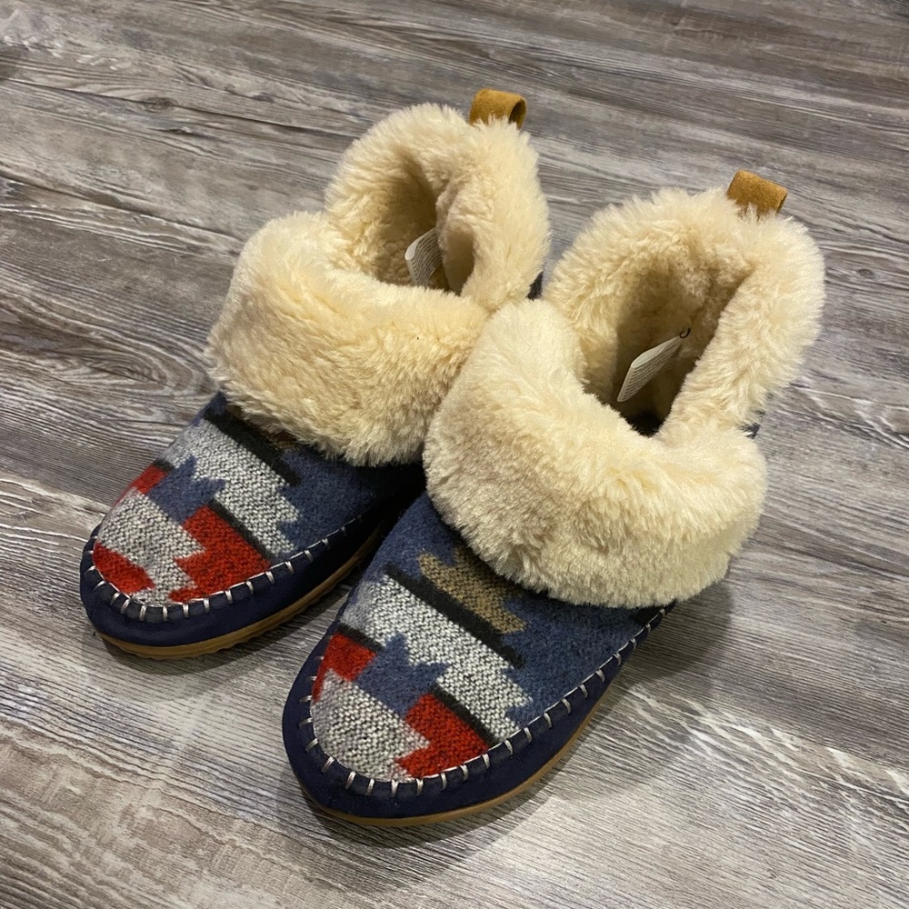 Dearfoams cozy house shoes Medium (Size 7-8)